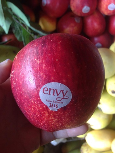 Những loại tem cực đơn giản được dán lên trái táo