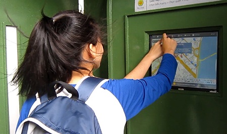 Trạm thông tin xe buýt hiện đại bị “bỏ rơi” trên phố - 2 Khi có người vào, màn hình cảm ứng tìm kiếm đường đi lại bị đơ
