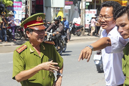 Ngày thứ 3 tìm kiếm bé trai dưới cống: Huy động thợ lặn, máy bơm - 2 Mẹ bé trai không dám ra hiện trường ngóng con
