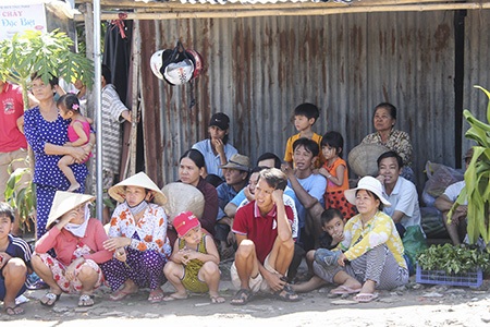 Ngày thứ 3 tìm kiếm bé trai dưới cống: Huy động thợ lặn, máy bơm - 14 Người dân đang ngóng chờ vào lực lượng chức năng
