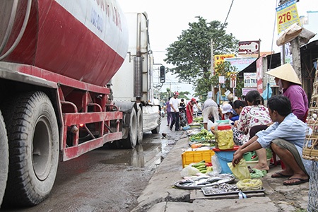 Tiểu thương bỏ chợ xuống đường buôn bán tự phát