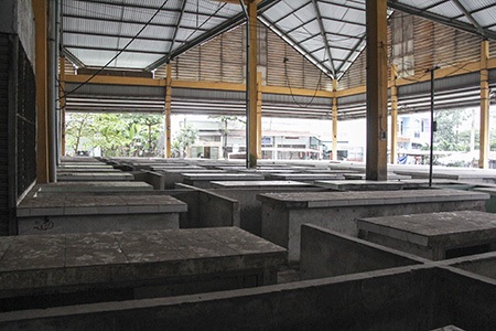 Bên trong chợ không một bóng người