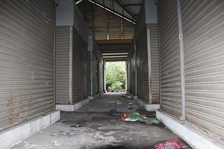 Bên trong chợ không một bóng người