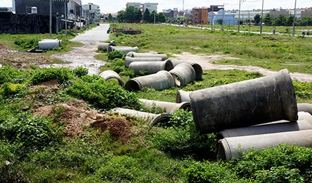 Ngày thứ 3 tìm kiếm bé trai dưới cống: Huy động thợ lặn, máy bơm - 5 Lực lượng cứu hộ mở các nắp cống để bắt đầu cuộc tìm kiếm