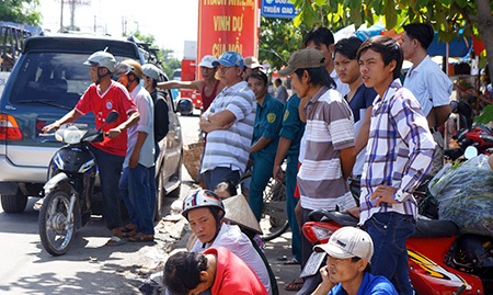 Ngày thứ 3 tìm kiếm bé trai dưới cống: Huy động thợ lặn, máy bơm - 13 Người dân đang ngóng chờ vào lực lượng chức năng