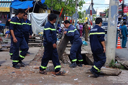 Ngày thứ 3 tìm kiếm bé trai dưới cống: Huy động thợ lặn, máy bơm - 3 Lực lượng cứu hộ mở các nắp cống để bắt đầu cuộc tìm kiếm