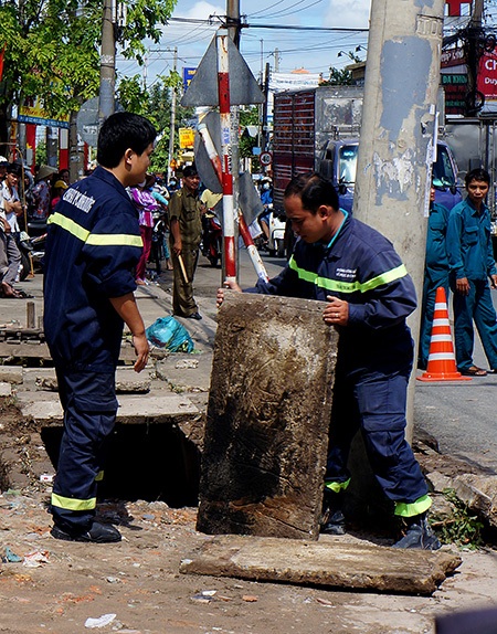 Ngày thứ 3 tìm kiếm bé trai dưới cống: Huy động thợ lặn, máy bơm - 6 Ngày thứ 3 tìm kiếm bé trai mất tích dưới cống