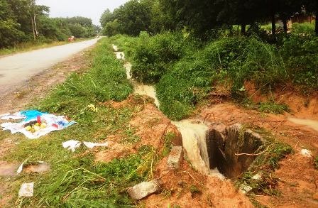 Vụ hai trẻ chết và mất tích sau cơn mưa: Trách nhiệm thuộc về ai? - 1 Cống nước nơi bé Mạnh bị cuốn xuống không hề có nắp đầy, rào chắn - Ảnh Vũ Lê