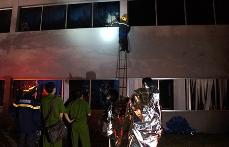 Hình ảnh vụ cháy kinh hoàng trong KCN Việt Nam - Singapore - 23 Lính cứu hỏa đập cửa kính mở đường vào trong