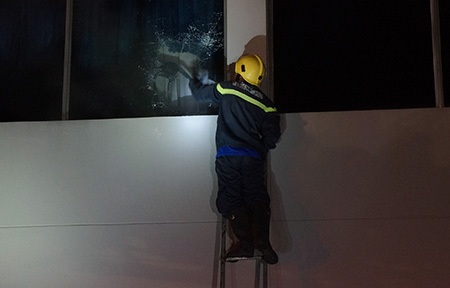 Hình ảnh vụ cháy kinh hoàng trong KCN Việt Nam - Singapore - 24 Lính cứu hỏa đập cửa kính mở đường vào trong