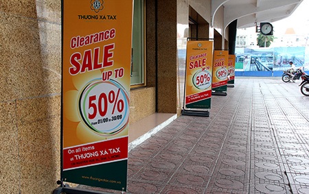 Ngày cuối đìu hiu ở Thương xá Tax - 4 Bản thông báo ngưng hoạt động của thương xá Tax và các biển thông báo siêu giảm giá sản phẩm