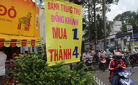 63 cơ sở kinh doanh bánh trung thu “chui” - 2 Một biển quảng cáo khuyến mãi mập mờ