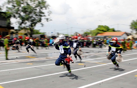 Xem lính cứu hỏa phô diễn kỹ năng chữa cháy, cứu nạn - 2 Trung Kiên