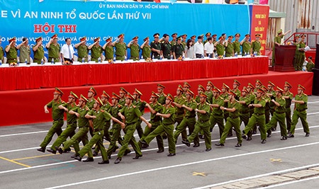 Xem lính cứu hỏa phô diễn kỹ năng chữa cháy, cứu nạn - 11 Trung Kiên