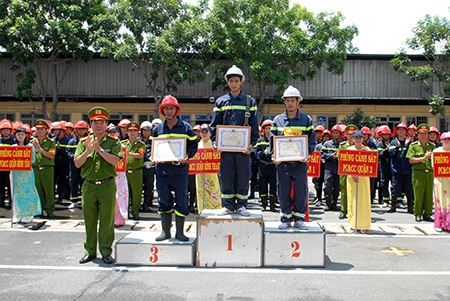 Xem lính cứu hỏa phô diễn kỹ năng chữa cháy, cứu nạn - 12 Trung Kiên