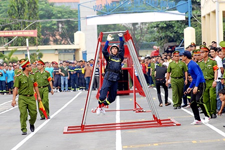 Xem lính cứu hỏa phô diễn kỹ năng chữa cháy, cứu nạn - 8 Trung Kiên
