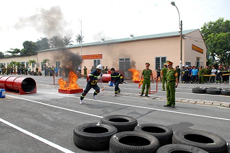 Xem lính cứu hỏa phô diễn kỹ năng chữa cháy, cứu nạn - 1 Biểu diễn những kỹ năng cơ bản, chuyên nghiệp trong công tác cứu hỏa