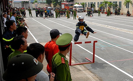 Xem lính cứu hỏa phô diễn kỹ năng chữa cháy, cứu nạn - 9 Trung Kiên