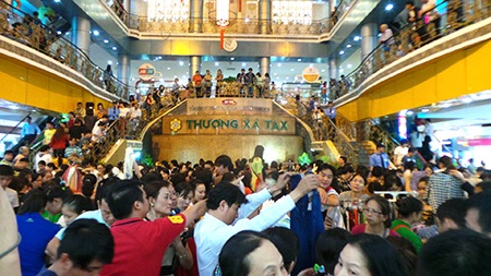 Trung tâm thương mại “cổ” nhất VN ngừng hoạt động - 2 Cảnh mua bán tấp nập ở trung tâm thương mại lâu đời nhất Việt Nam sẽ chỉ còn là dĩ vãng