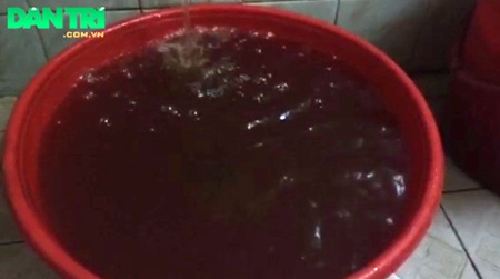 Chậu nước xả ra từ vòi đen như nước cống