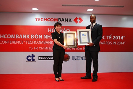 Techcombank thâu tóm 10 giải thưởng quốc tế lĩnh vực tài chính ngân hàng - 5 Ông Nguyễn Đăng Thanh – Giám đốc khối KHDN nhận giải Ngân hàng Thương mại tốt nhất từ GBFR