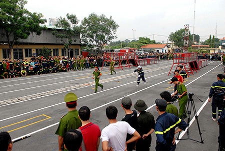 Xem lính cứu hỏa phô diễn kỹ năng chữa cháy, cứu nạn - 3 Trung Kiên