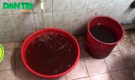 Chậu nước xả ra từ vòi đen như nước cống