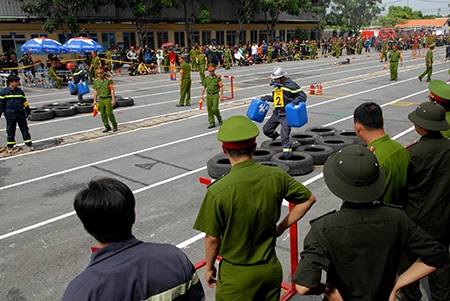 Xem lính cứu hỏa phô diễn kỹ năng chữa cháy, cứu nạn - 4 Trung Kiên