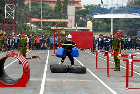 Xem lính cứu hỏa phô diễn kỹ năng chữa cháy, cứu nạn - 5 Trung Kiên