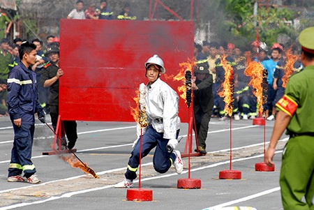 Xem lính cứu hỏa phô diễn kỹ năng chữa cháy, cứu nạn - 6 Trung Kiên