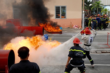 Xem lính cứu hỏa phô diễn kỹ năng chữa cháy, cứu nạn - 7 Trung Kiên