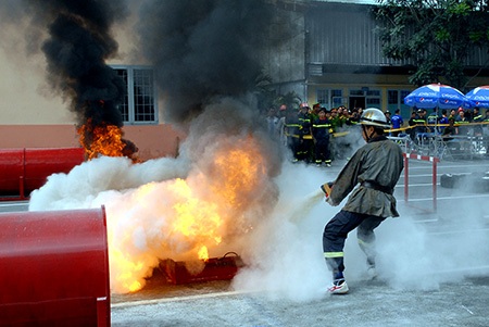 Xem lính cứu hỏa phô diễn kỹ năng chữa cháy, cứu nạn - 10 Trung Kiên