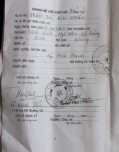 Anh Tố trưng sổ hộ khẩu chứng minh mình là cha ruột của bé Ngân 