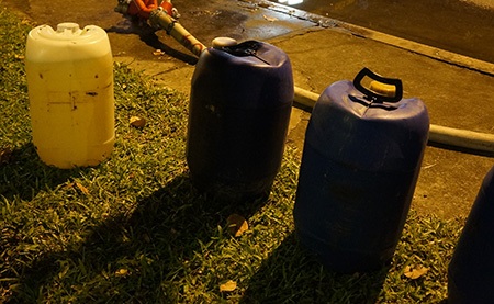 Hình ảnh vụ cháy kinh hoàng trong KCN Việt Nam - Singapore - 21 Những thùng hóa chất khắc tinh với lửa phục vụ công tác cứu hóa