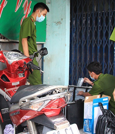 Vụ chết cháy trong tiệm cắt tóc: Bi kịch từ mối tình vụng trộm - 2 Cơ quan công an khám nghiệm hiện trường