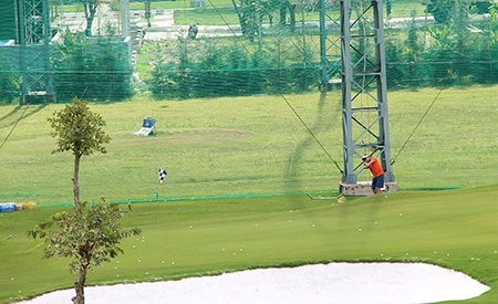 Sân golf “nhả đạn”, người dân lãnh đủ - 1 Những phát đạn từ sân golf