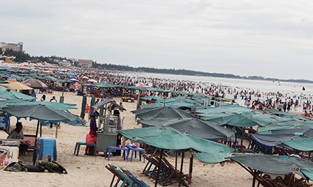 Hàng ngàn người đổ về biển Vũng Tàu dịp nghỉ lễ là cơ hội để nhiều dịch vụ thi nhau hét giá