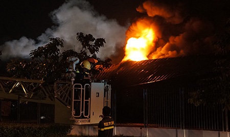 Hình ảnh vụ cháy kinh hoàng trong KCN Việt Nam - Singapore - 19 Đám cháy vẫn bùng lên dữ dội