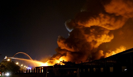 Hình ảnh vụ cháy kinh hoàng trong KCN Việt Nam - Singapore - 2 22h30 ngọn lửa vẫn bao phủ công ty Sakata