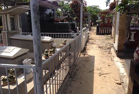 Đổi đời nhờ làm “cò đất” cho… người chết - 2 Hầu hết các nghĩa trang đều có cò đất vây bám