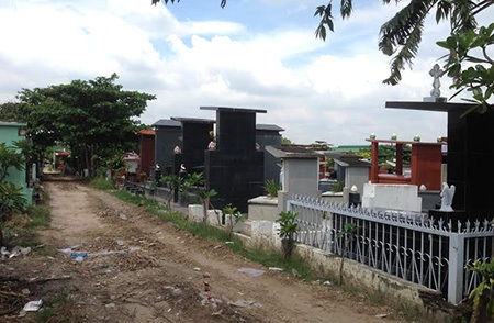“Phân lô, bán nền” cho… người chết - 1 Những ngôi mộ nằm ở vị trí mặt tiền có giá hàng chục triệu đồng