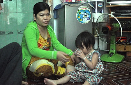 Ngày thứ 3 tìm kiếm bé trai dưới cống: Huy động thợ lặn, máy bơm - 1 Mẹ bé trai không dám ra hiện trường ngóng con