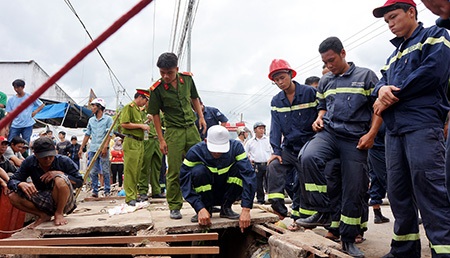 Việc tìm kiếm bé trai mất tích dưới cống đang diễn ra hết sức khẩn trương