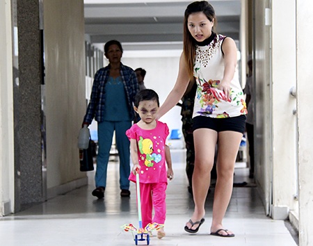 Bé Ngân trong một lần vui chơi cùng chị Nhàn, người đã giải cứu và đưa cháu bé đi cấp cứu