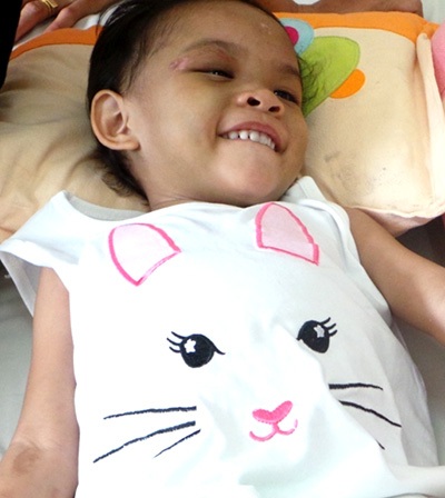 Bé gái bị bạo hành xuất viện, về ở với cha - 1 Những vết bầm tím trên mặt bé Ngân đã tan. Nụ cười đã trở lại trên gương mặt trẻ thơ.