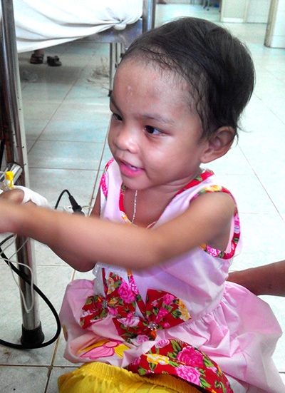 Bé Ngân trong vòng tay yêu thương của cha ruột