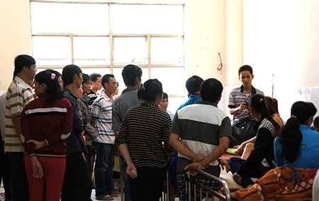 Hình ảnh đáng thương của bé gái nghi bị cha mẹ bạo hành - 9 Nhiều người căm phẫn trước cảnh hành xử tàn bạo của cha mẹ với bé gái 4 tuổi.