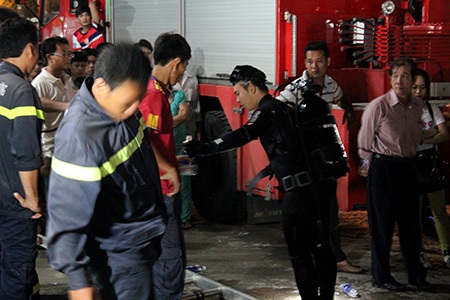 Hai bé trai bị nước cuốn chết và mất tích trong cơn mưa lớn - 15 Người nhái lên khỏi cống, vẫn chưa rõ tung tích của nạn nhân