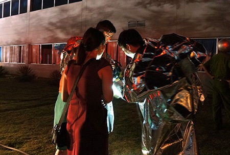 Hình ảnh vụ cháy kinh hoàng trong KCN Việt Nam - Singapore - 22 Nhân viên công ty bị cháy chỉ sơ đồ cho lính cứu hỏa vào trong tìm giấy tờ quan trọng