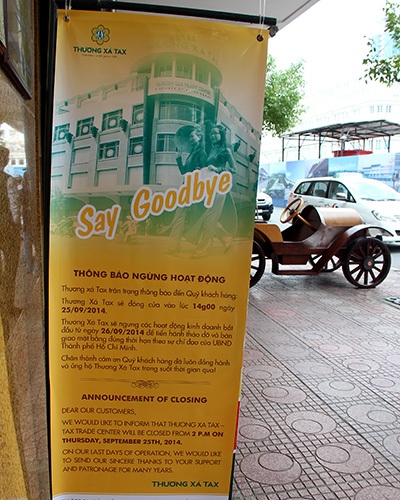 Ngày cuối đìu hiu ở Thương xá Tax - 3 Bản thông báo ngưng hoạt động của thương xá Tax và các biển thông báo siêu giảm giá sản phẩm